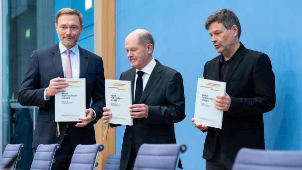 Кристиан Линднер (слева), назначенный федеральным министром финансов, Олаф Шольц (в центре), назначенный федеральным канцлером, и Роберт Хабек (справа), назначенный федеральным министром по делам климата, энергетики и экономики на пресс-конференции (Фото Bernd Von Jutrczenka / dpa / ТАСС)