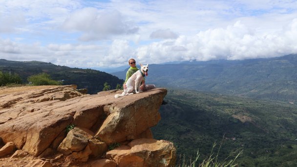 Ирина Сидоренко и ее собака Грета на фоне горной системы Восточных Кордильер Колумбии 