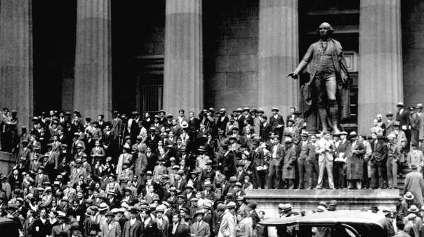 Напротив Нью-Йоркской фондовой биржи, 24 октября 1929 года. (Фото AP / TASS)