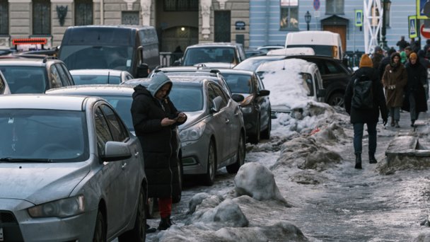 Прохожие идут по льду на тротуаре Итальянской улицы в Санкт-Петербурге (Фото Алексея Даничева/РИА Новости)