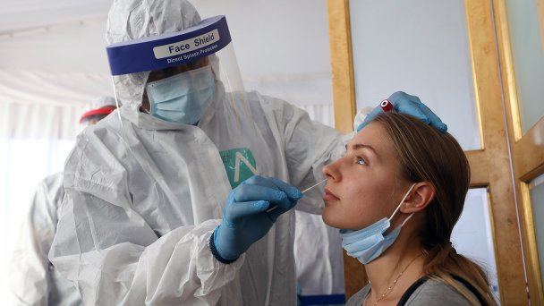 Тестирование на коронавирус туристов в международном аэропорту Шарм-эш-Шейха (Фото EPA/TASS)