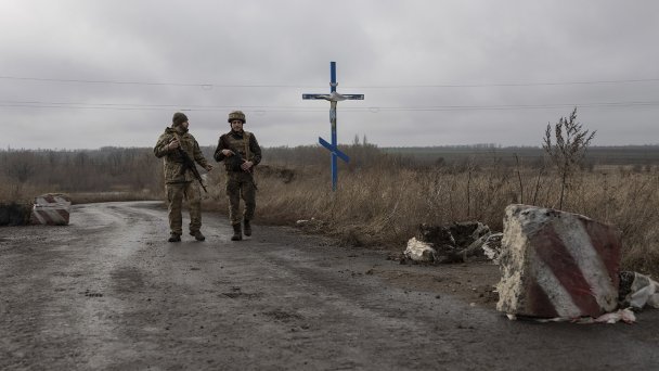 Линия соприкосновения сторон конфликта в Донбассе возле села Невельского (Фото AP Photo / Andriy Dubchak / ТАСС)