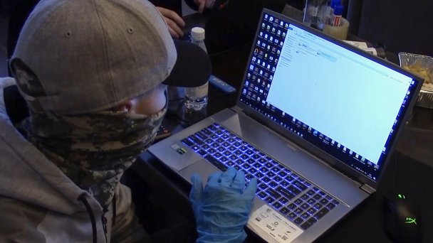 Сотрудник ФСБ РФ во время изучения компьютера одного из задержанных хакеров группировки REvil (Фото ЦОС ФСБ РФ/ТАСС)