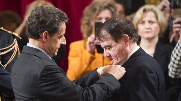  Президент Франции Николя Саркози награждает орденом Почетного легиона доктора Люка Монтанье. (Фото Lionel Bonaventure / Reuters)
