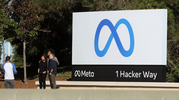 Логотип Facebook Meta в штаб-квартире в Калифорнии (Фото Nathan Frandino/REUTERS)