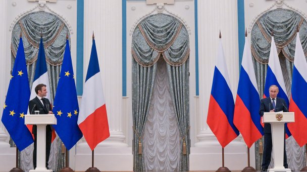 Президент России Владимир Путин и президент Франции Эмманюэль Макрон (справа налево) во время пресс-конференции по итогам встречи в Кремле (Фото Сергея Гунеева / POOL / ТАСС)