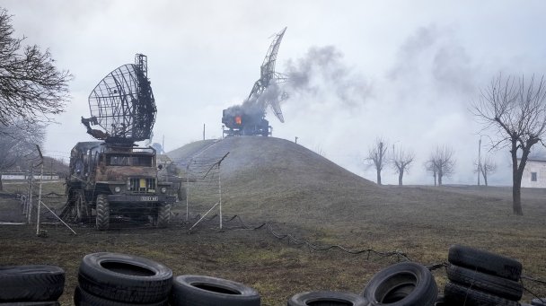 Радиолокационная станция, поврежденная в результате ракетных ударов на украинском военном объекте под Мариуполем. (Фото Sergei Grits / AP / TASS)