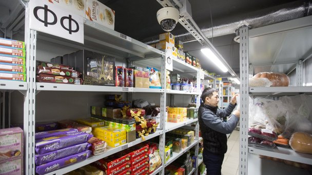 Даркстор «Яндекс.Лавки». Внутри даркстор похож скорее на супермаркет, чем на склад, но посетителей там нет (Фото Getty Images)