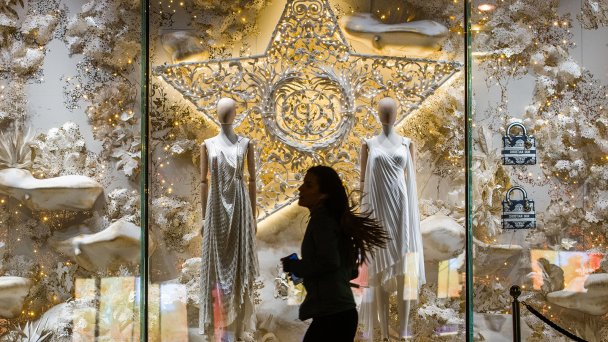 Магазин Christian Dior на Елисейских полях в Париже (Фото Nathan Laine/Bloomberg via Getty Images)