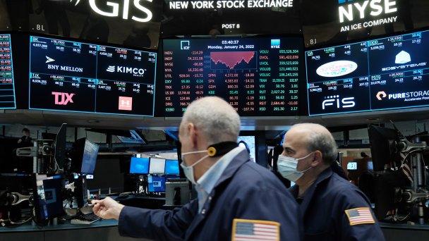 Трейдеры на Нью-Йоркской фондовой бирже. 24 января 2022 года (Фото Spencer Platt/Getty Images)