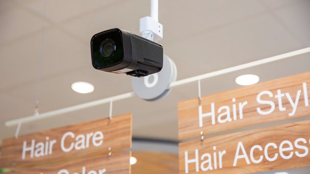 Камеры видеонаблюдения DeepCam следят за покупателями в магазине Rite Aid в Нью-Йорке (Фото Lucas Jackson/REUTERS)