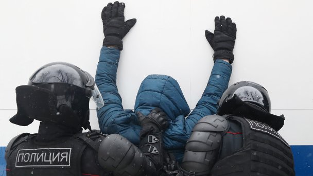 Сотрудники полиции во время задержания (Фото Валерия Шарифулина / ТАСС)