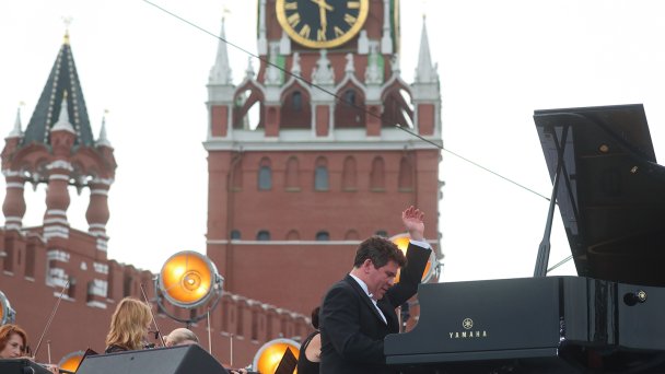 Пианист Денис Мацуев во время концерта на Красной площади (Фото Сергея Фадеичева / ТАСС)