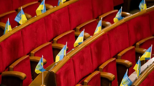 Флаги Украины у мест депутатов Верховной рады на заседании в День единения 16 февраля 2022 года (Фото Ирины Яковлевой/ТАСС)