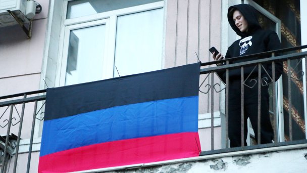 Флаг ДНР в центре Донецка (Фото Валентина Спринчака/ТАСС)