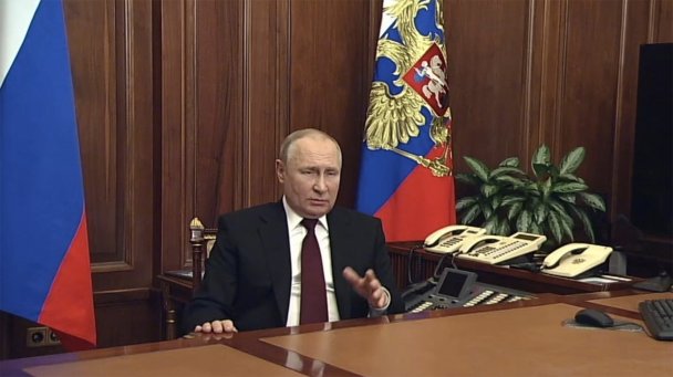 Президент РФ Владимир Путин во время обращения о начале специальной военной операции на Донбассе. (Фото пресс-службы президента РФ)