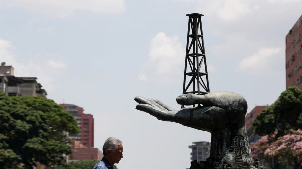 Скульптура у здания венесуэльской государственной нефтяной компании PDVSA в Каракасе. (Фото Ivan Alvarado / Reuters)