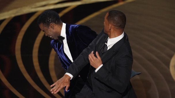 Ведущий Крис Рок и актер Уилл Смит на 94-й церемонии вручения кинопремии «Оскар» в театре «Долби» (Фото Chris Pizzello / AP / TASS)