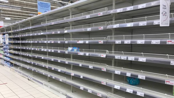 Пустые полки в отделе гигиенических средств в одном из супермаркетов «Ашан» (Фото Юлии Котовой)
