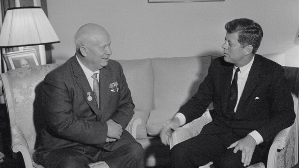 Никита Хрущев  и Джон  Кеннеди во время переговоров в 1961 году. (Фото Bettmann/Getty Images)