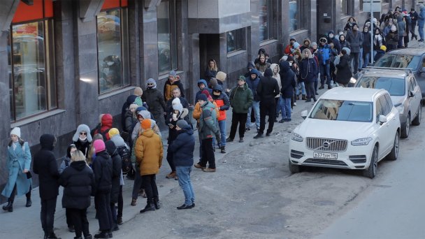Очередь в банк в Москве. Фото Jakub Porzycki / NurPhoto via Getty Images