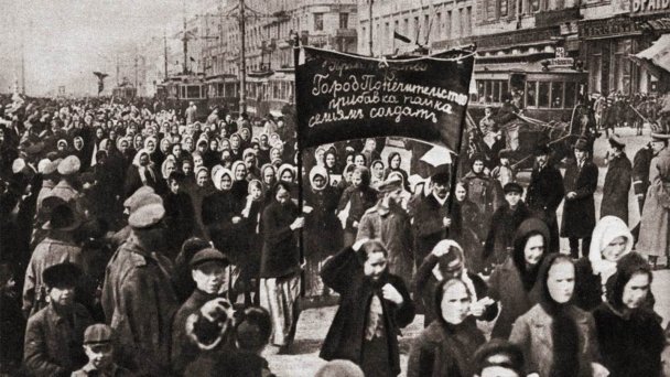 Женская манифестация на улицах Петрограда 23 февраля (8 марта) 1917 года (Фото Public domain)