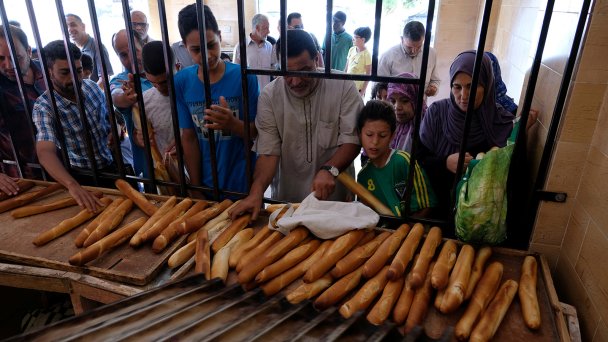 8 июля 2018 года. Люди в очереди за хлебом в пекарне в Бенгази, Ливия. (Фото Esam Omran Al-Fetori/Reuters)