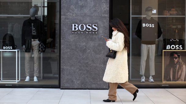 Посетитель у закрытого магазина Hugo Boss в ТЦ в Москве (Фото Вячеслава Прокофьева/ТАСС)