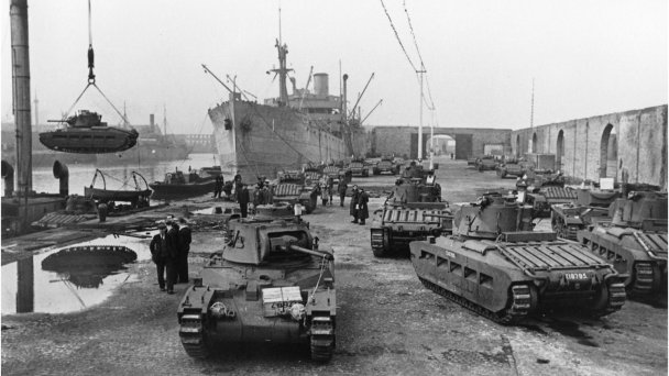Погрузка британских танков «Валентайн» и «Матильда» для СССР в порту Ливерпуля. (Фото waralbum.ru)
