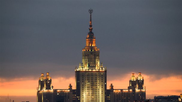 Вид на главное здание МГУ имени М.В. Ломоносова (Фото Сергея Карпухина / ТАСС)