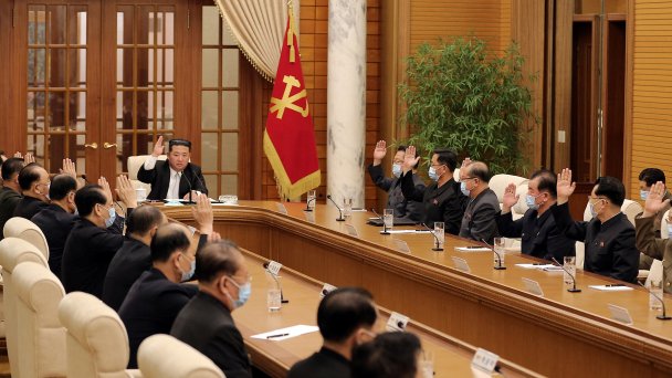Северокорейский лидер Ким Чен Ын председательствует на собрании Рабочей партии, посвященном реагированию на вспышку коронавирусной инфекции (COVID-19). (Фото Kyodo / Reuters)
