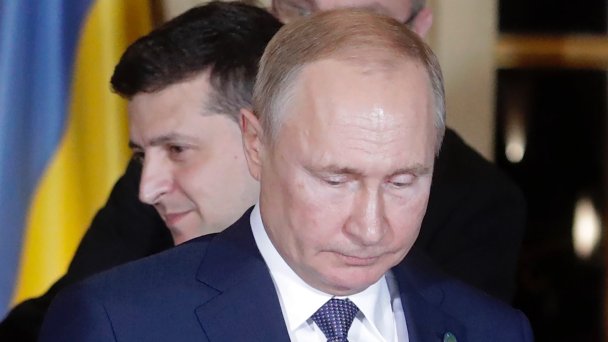 Владимир Зеленский и Владимир Путин (слева направо) (Фото Михаила Метцеля / ТАСС)