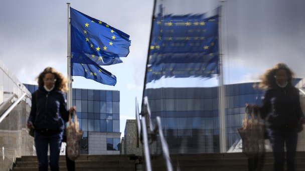 Флаги ЕС на здании Берлаймонт -- это штаб-квартира Европейской комиссии в Брюсселе (Фото Thierry Monasse / Getty Images)