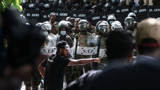 Протестующие в Коломбо требуют отставки президента Готабайи Раджапаксы и премьер-министра Ранила Викрамасингхе. 21 мая 2022 года. (Фото Pradeep Dambarage / NurPhoto via Getty Images)