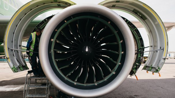 Осмотр турбин самолета компании S7 (Фото Семена Каца для Forbes)