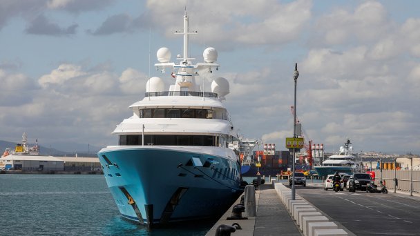 Суперъяхта Axioma была замечена пришвартованной в порту Гибралтара 21 марта 2022 года. (Фото Jon Nazca / Reuters)