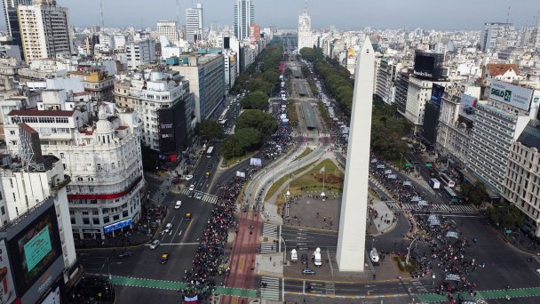 Демонстранты в Буэнос-Айресе требуют справедливой занятости и государственной поддержки, поскольку инфляция достигает исторических цифр, 16 июня 2022 года. (Фото Miguel Lo Bianco / Reuters)
