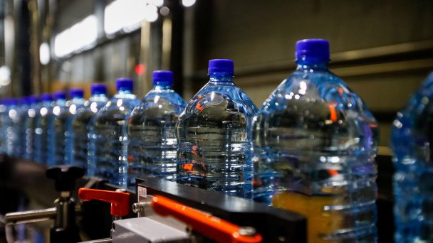Линия розлива питьевой бутилированной воды на производстве в России (Фото Артема Геодакяна / ТАСС)