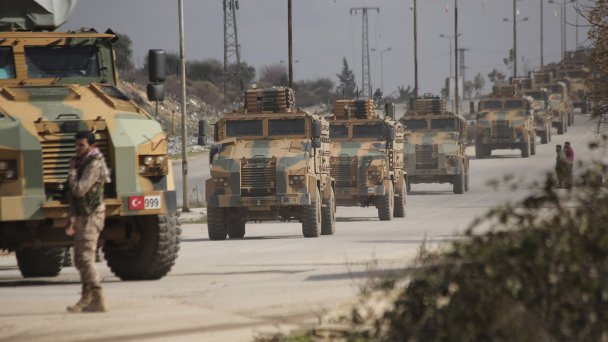Турецкий военный конвой в сирийской провинции Идлиб в феврале 2020 года (Фото AP Photo / Ghaith Alsayed / TASS)
