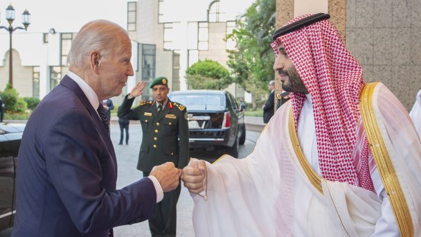 Президента США Джо Байдена (слева) приветствует наследный принц Саудовской Аравии Мохаммед бин Салман (справа) в Королевском дворце Аль-Салам в Джидде (Фото Royal Court of Saudi Arabia / Anadolu Agency via Getty Images)