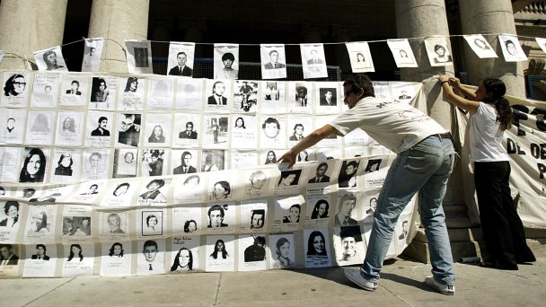Члены правозащитной организации H.I.J.O.S., которая состоит из детей, родители которых исчезли во время военной диктатуры Аргентины в 1976–1983 годы (Фото Marcos Brindicci / Reuters)