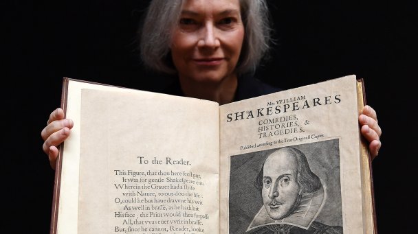 Сборник пьес Шекспира (Фото EPA / TASS)