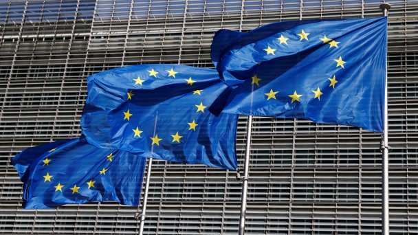 Флаги Европейского союза перед штаб-квартирой Еврокомиссии в Брюсселе, Бельгия, 20 июня 2022 (Фото Yves Herman / Reuters)