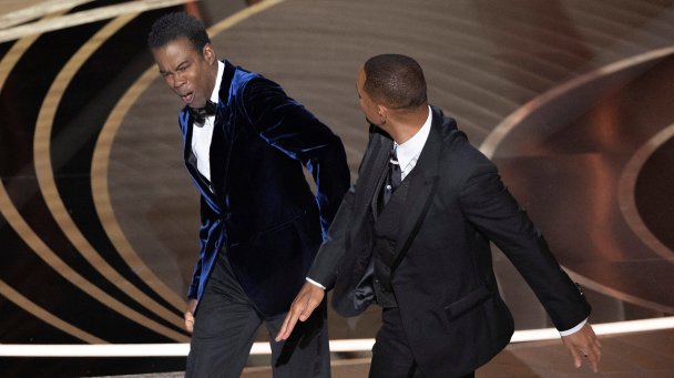 Уилл Смит (справа) ударил Криса Рока во время 94-й церемонии вручения премии «Оскар». (Фото Brian Snyder / Reuters)