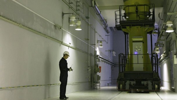 Специалист ФГУП «Горно-химический комбинат» во время демонстрации работы оборудования в технологическом коридоре перегрузки пеналов с отработанным ядерным топливом в воздухоохлаждаемом хранилище ОЯТ. (Фото РИА Новости)