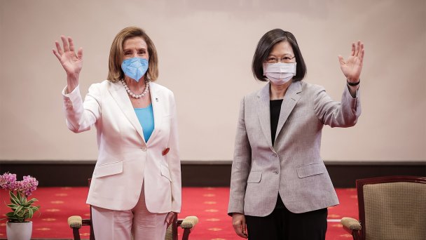 Спикер Палаты представителей США Нэнси Пелоси (слева) и президент Тайваня Цай Инвэнь (Фото Handout / Getty Images)