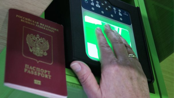 Посетитель визового центра во время сдачи отпечатков пальцев при подаче документов на шенгенскую визу (Фото Сергея Бобылева / ТАСС)