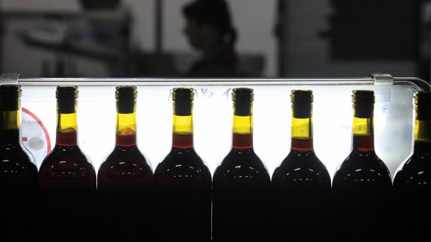 Бутылки с вином на конвейере винодельни «Кубань-вино» в станице Старотитаровская (Фото Александра Рюмина / ТАСС)