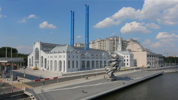 Скульптура «Большая глина № 4» около здания «ГЭС-2»  (Фото Василия Кузьмиченка / ТАСС)