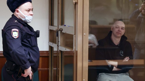 Иван Сафронов, обвиняемый в государственной измене, во время заседания в Мосгорсуде. (Фото Валерия Шарифулина / ТАСС)